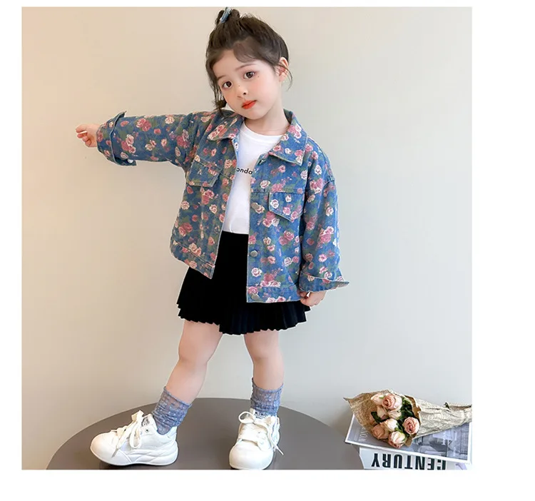 ملابس خارجية للفتيات للربيع والخريف سترة من قماش الدنيم مطبوعة بالكامل على شكل زهرة النسخة الكورية سترة عصرية يومية كاجوال وأنيقة