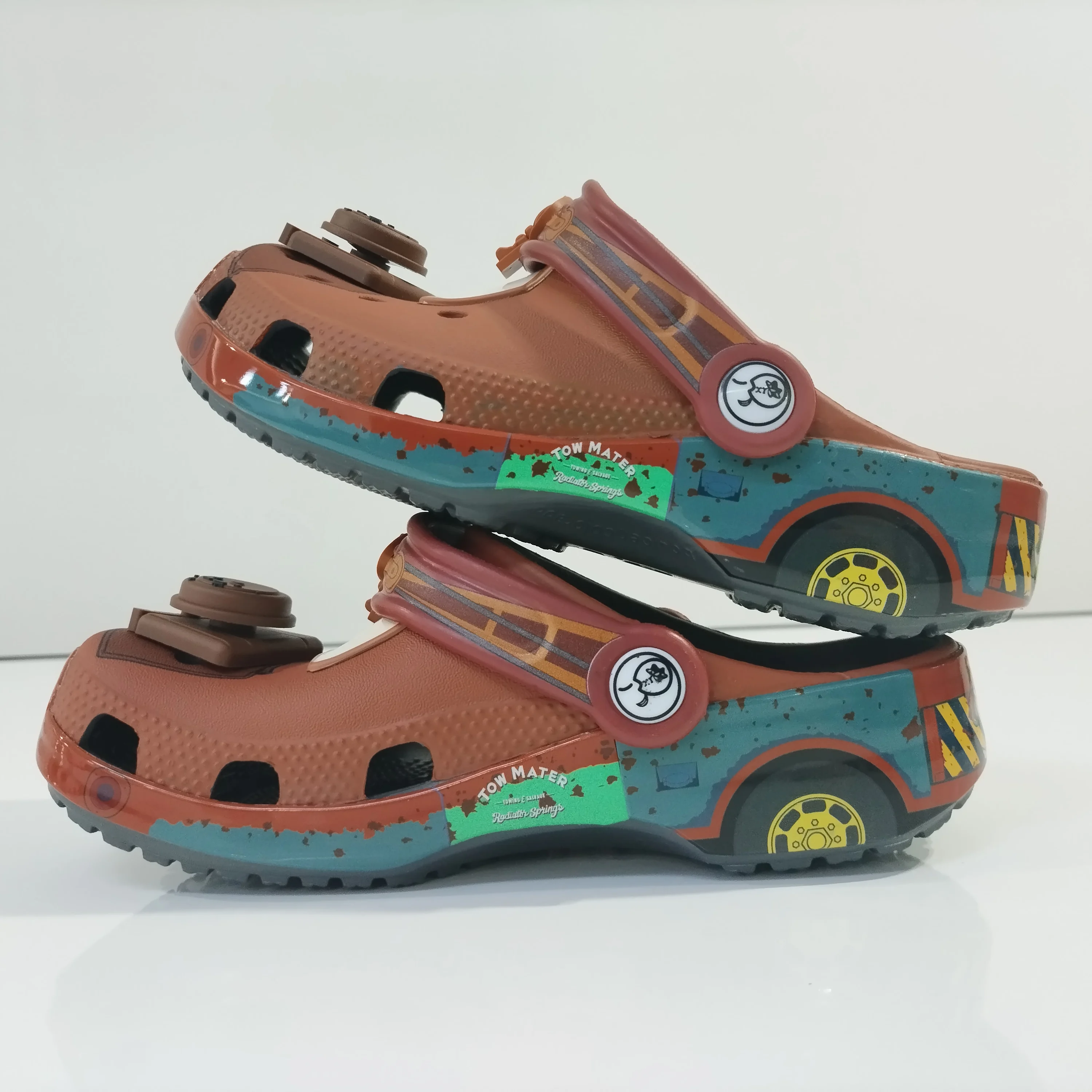 شباشب أطفال مقاومة للماء قابلة للتنفس من Disney Mcqueens Pixar Mater للأولاد في الهواء الطلق مع ثقوب هدية عصرية