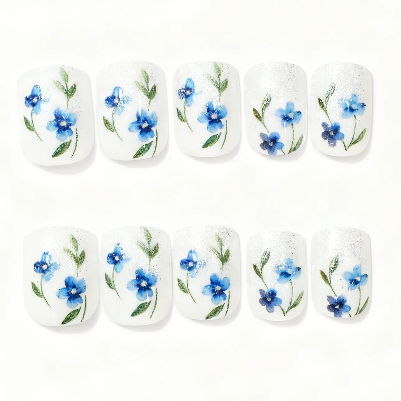 

Новинка 2026: Простой дизайн ногтей из 24 элементов: минималистичный пасторальный стиль, свежие синие цветочные и листовые узоры, накладные ногти средней длины