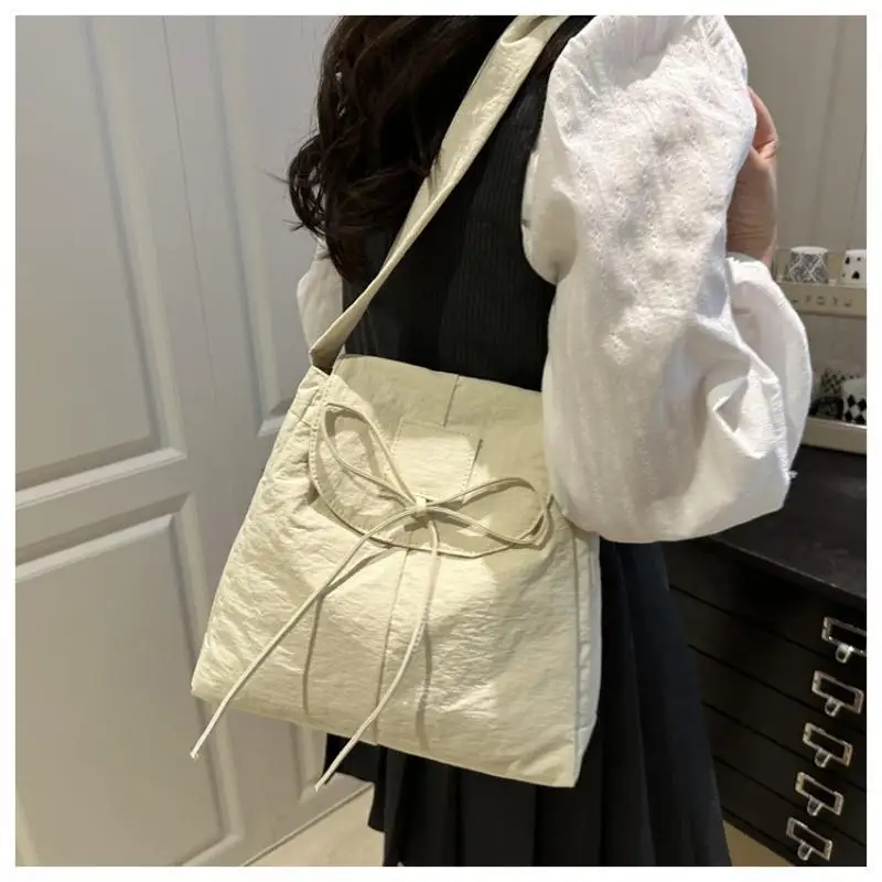Koreanischer Stil Klapp-Nylon-Schultertasche mit Schleife, Große Kapazität Messenger-Tasche, Leichte Weiche Nylon-Tasche, Tragetasche mit Reißverschluss – Detail 12