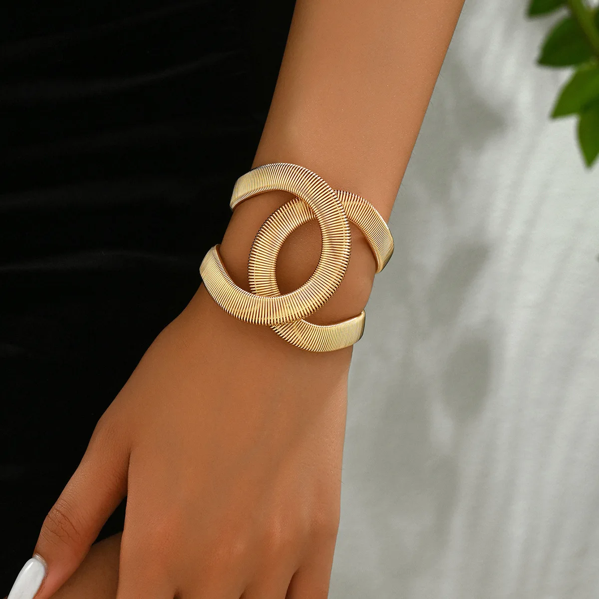 Simple Luxurious Gold Color Hollow Women's Wristband Accessories Foldable C-shaped Winding Design Niche High-end Bracelet
