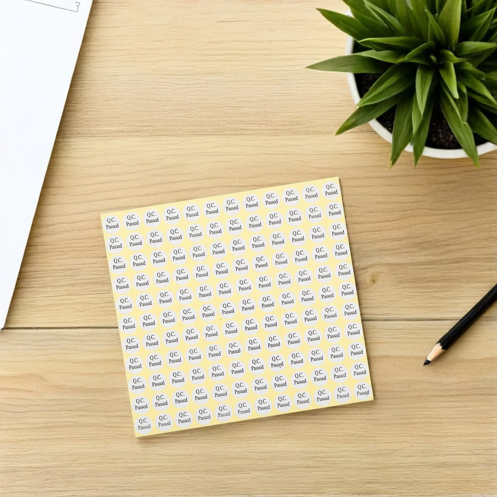 

150 листов круглых этикеток с самоклеящимся слоем, прошедших контроль качества, для эффективной организации и четкой идентификации