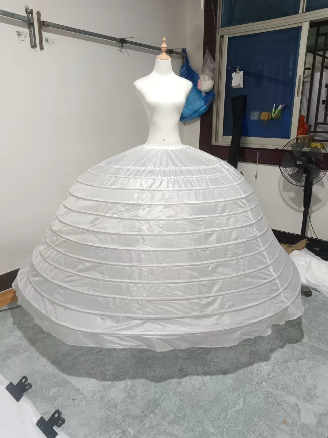 2025New Real Hot Sell 12 Hoops Big White Petticoat Super Fluffy Crinoline Slip Underskirt For Wedding Dress Bridal Gown In Stock