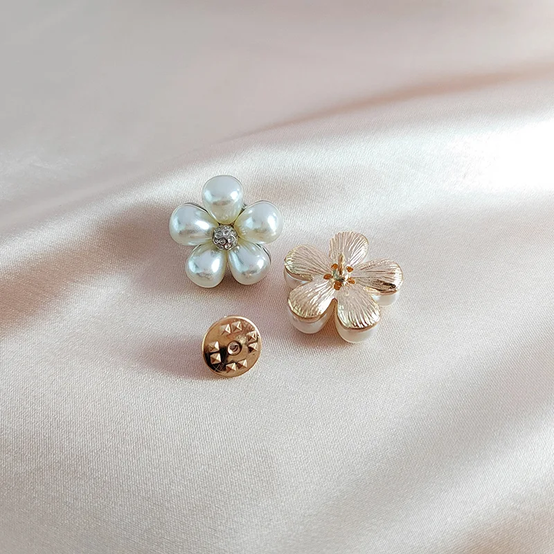 Fashion Delicate Corsage Pearl Flower Daisy Brooches For Women Anti-slip Small Button Shirt Collar Pin Clothing Accessories