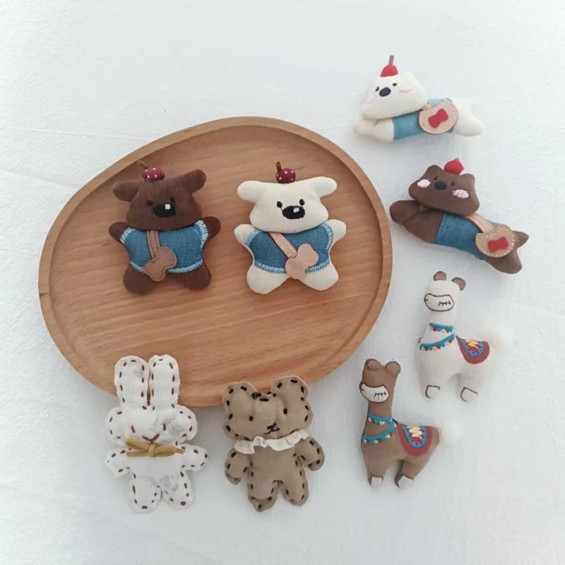 Bear Alpaca Brooch Stuffed Cotton Linen Cartoon Animal Pin for Bag Clothing Versatile Daily Wear Premium Handmade Lightweight