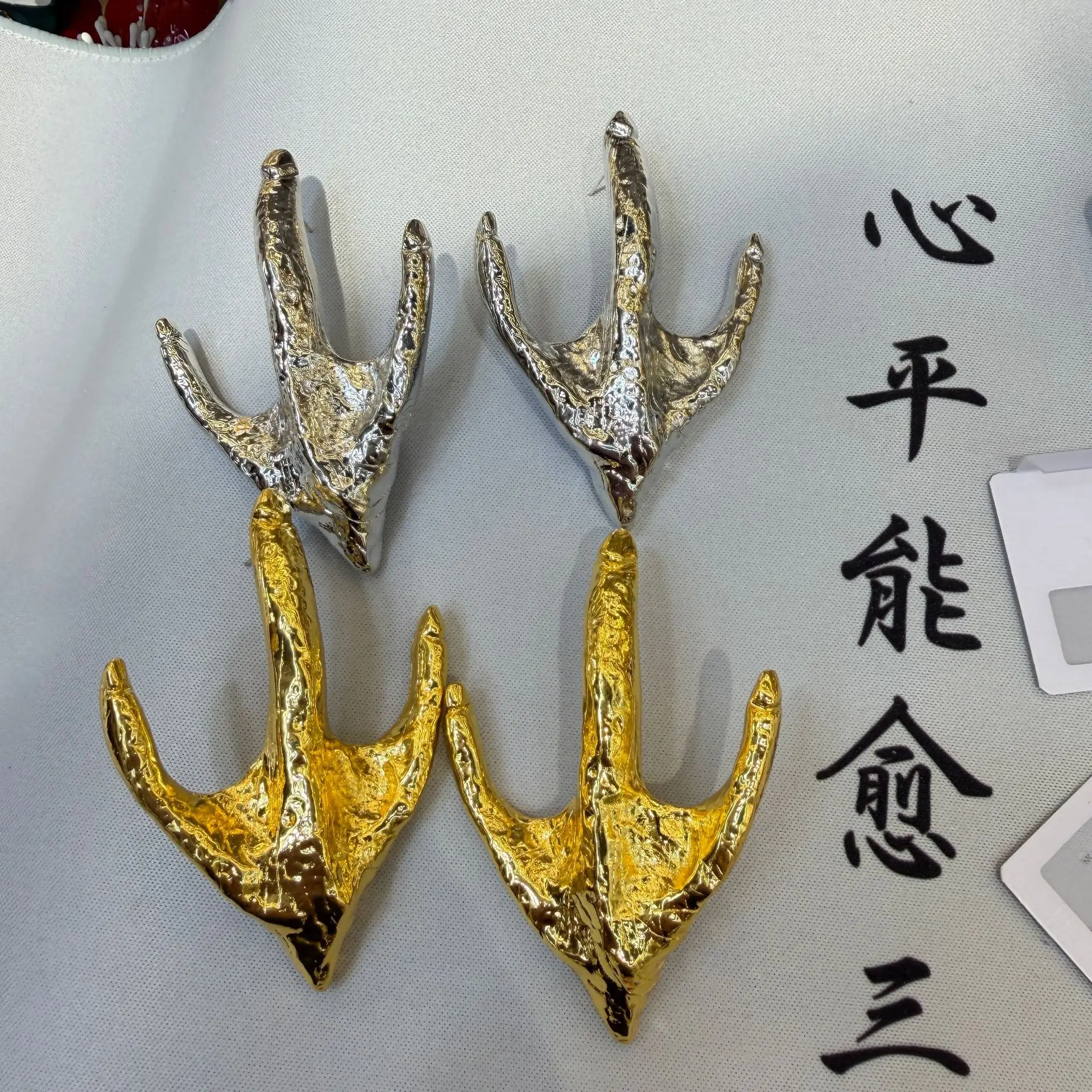 Retro exaggerated abstract personality metal raptor three-fingered bird claws earrings fashion creative high-end earrings