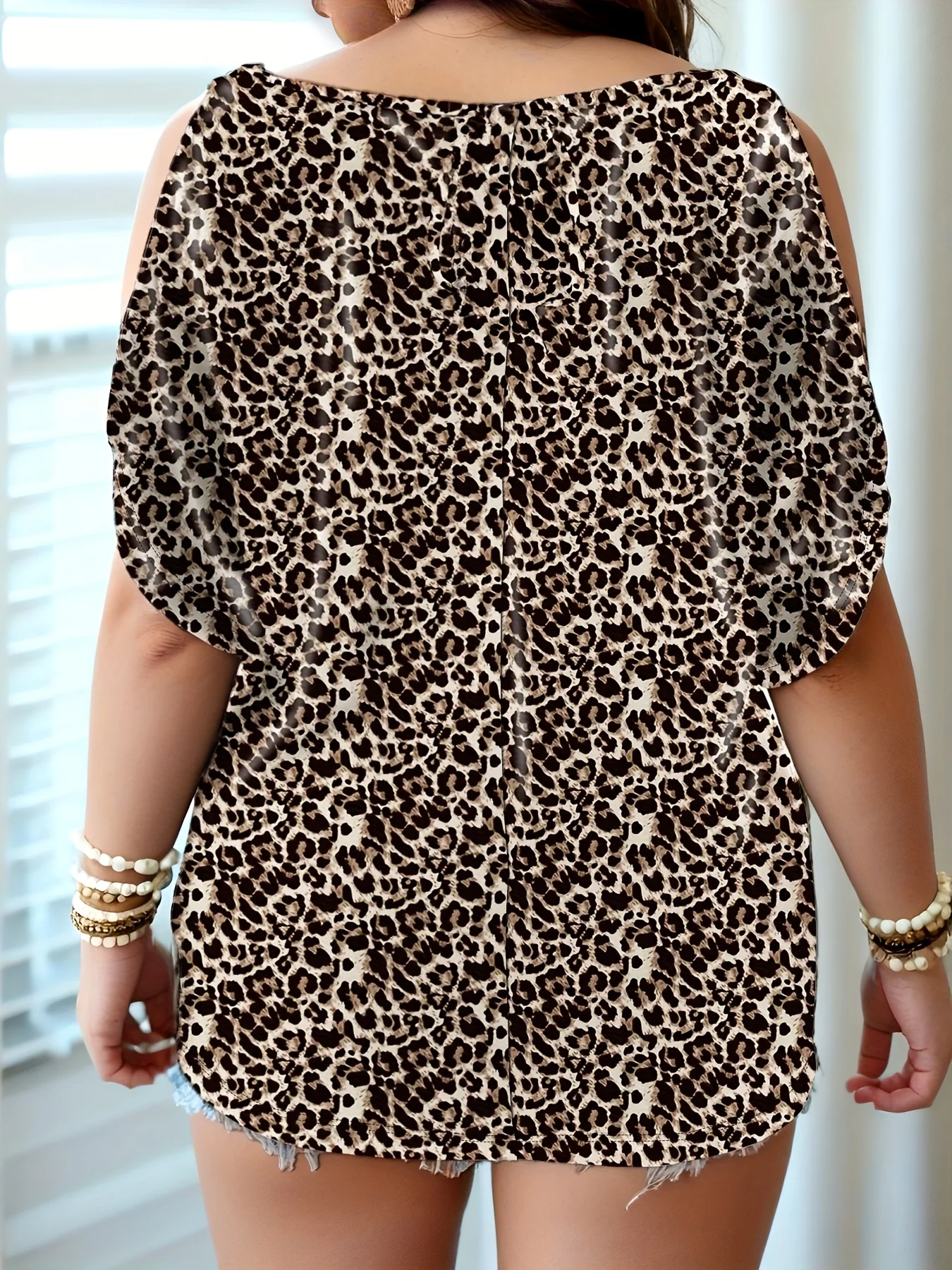 Trendiges Plus-Size-Oberteil mit Cold-Shoulder-Design für modebewusste Looks – Detail 2