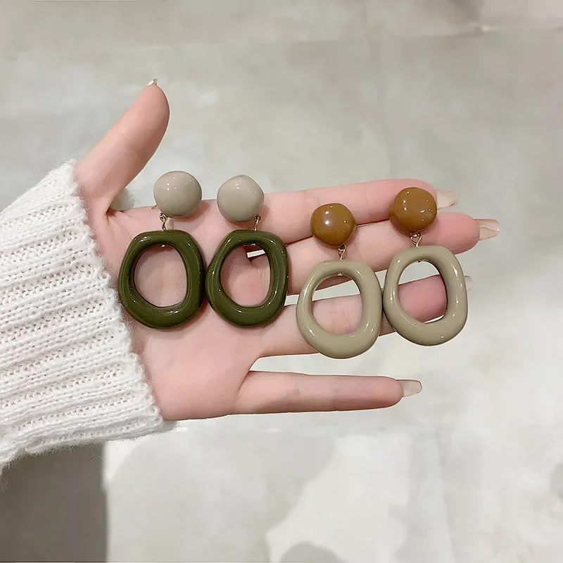 Female Exaggerated Irregular Round Clip Earrings Vintage Statement Resin Geometric Clip on Earrings for Women No Pierced Ears