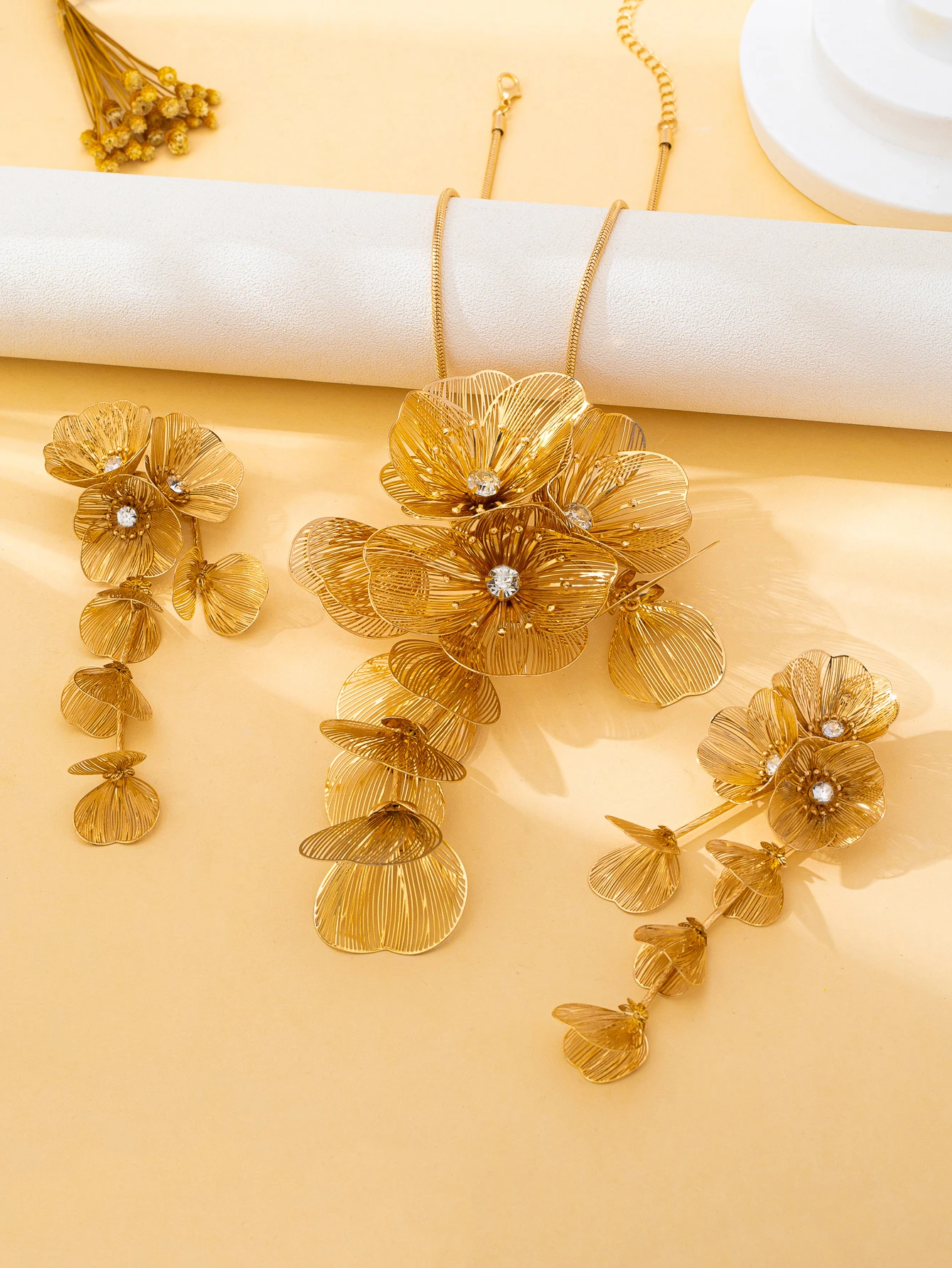 Auffälliges Gold-Hohlblumen-Schmuckset für Damen, lange Quasten-Ohrringe, große Blumen-Statement-Halskette, Hochzeits- und Party-Accessoires – Detail 4