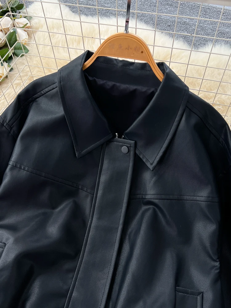 เสื้อแจ็คเก็ตหนัง PU สไตล์อเมริกันย้อนยุคสำหรับผู้หญิง ทรงหลวม ช่วยพรางหุ่น สวมใส่สบาย ปกเสื้อพับได้ แฟชั่นเสื้อนอกสุดฮิตสำหรับฤดูใบไม้ร่วง