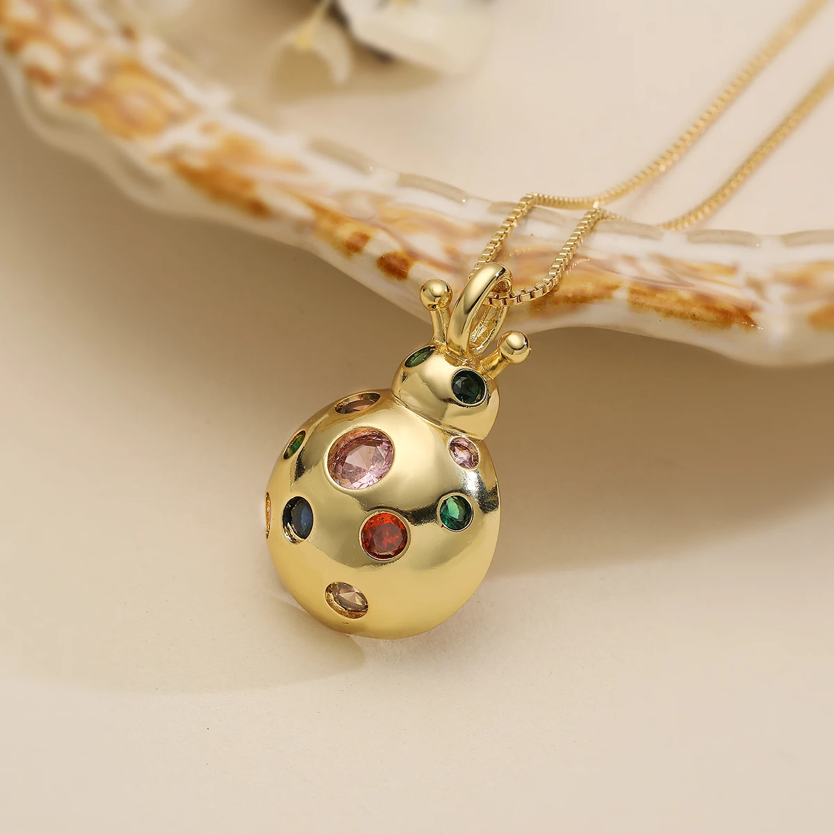 NEWBUY 2025 جديد وصول الذهب اللون حساسة الخنفساء قلادة القلائد للنساء AAA زركون النحاس والمجوهرات هدية