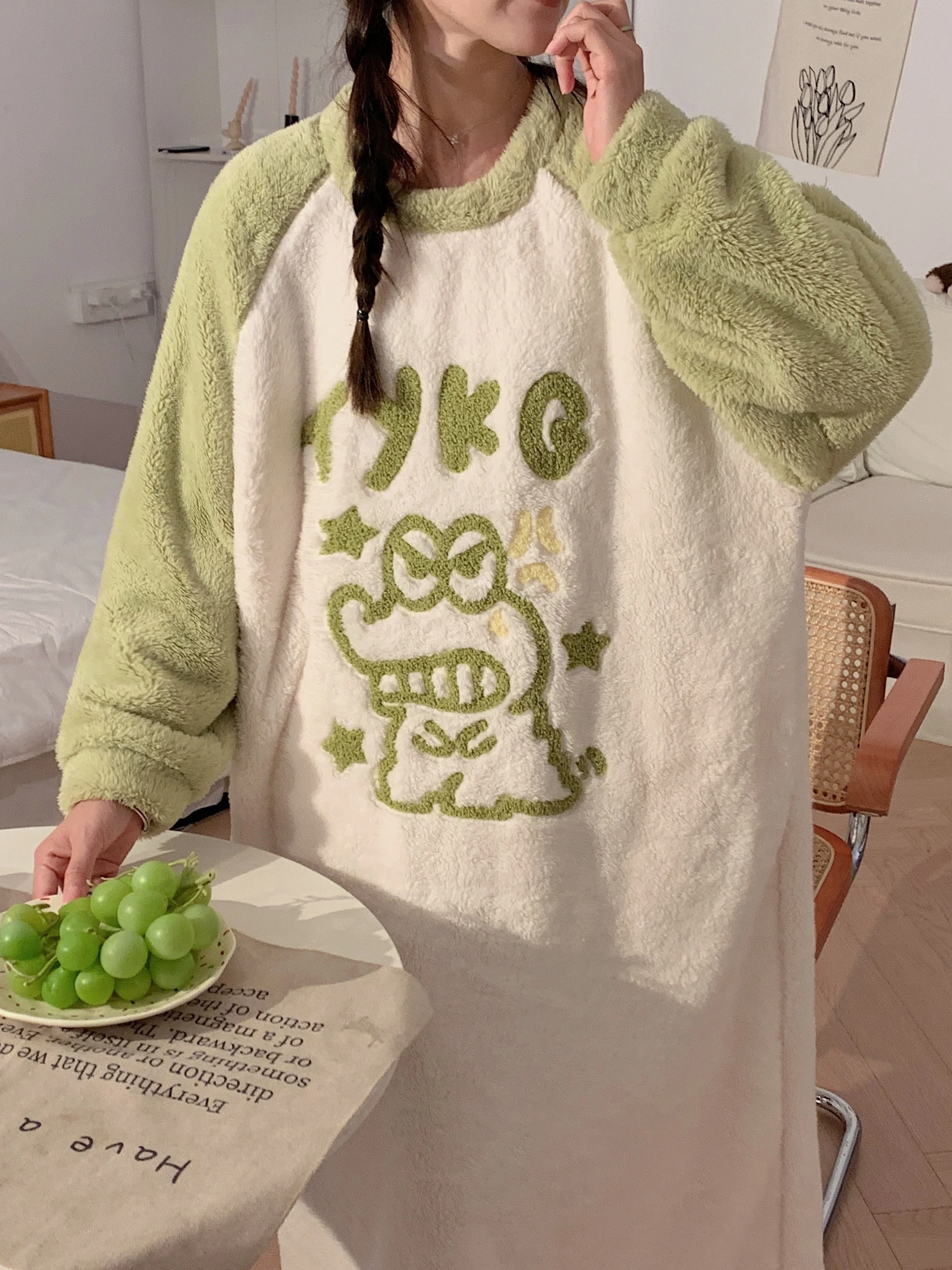 فستان نوم شتوي مريح، بيجامة منفوشة بأكمام طويلة، طباعة كرتونية لطيفة، بطانة قطيفة. ملابس مريحة ودافئة. غسل اليدين.