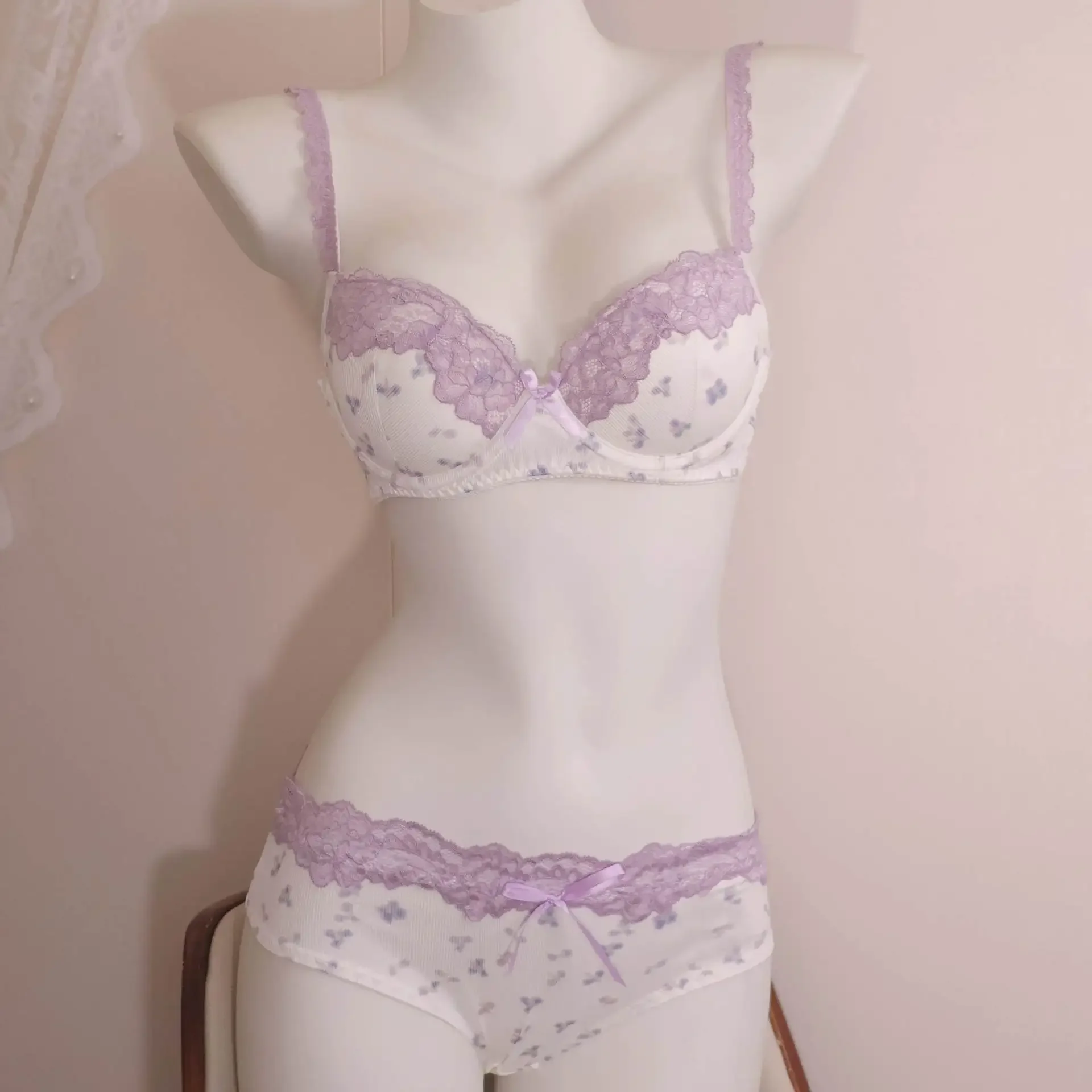 ملابس داخلية حلوة وحساسة مزركشة بالدانتيل منخفضة الخصر وربطة عنق مجموعة ملابس داخلية مريحة أرجوانية مطبوعة بالزهور طقم حمالة صدر ولباس داخلي #3
