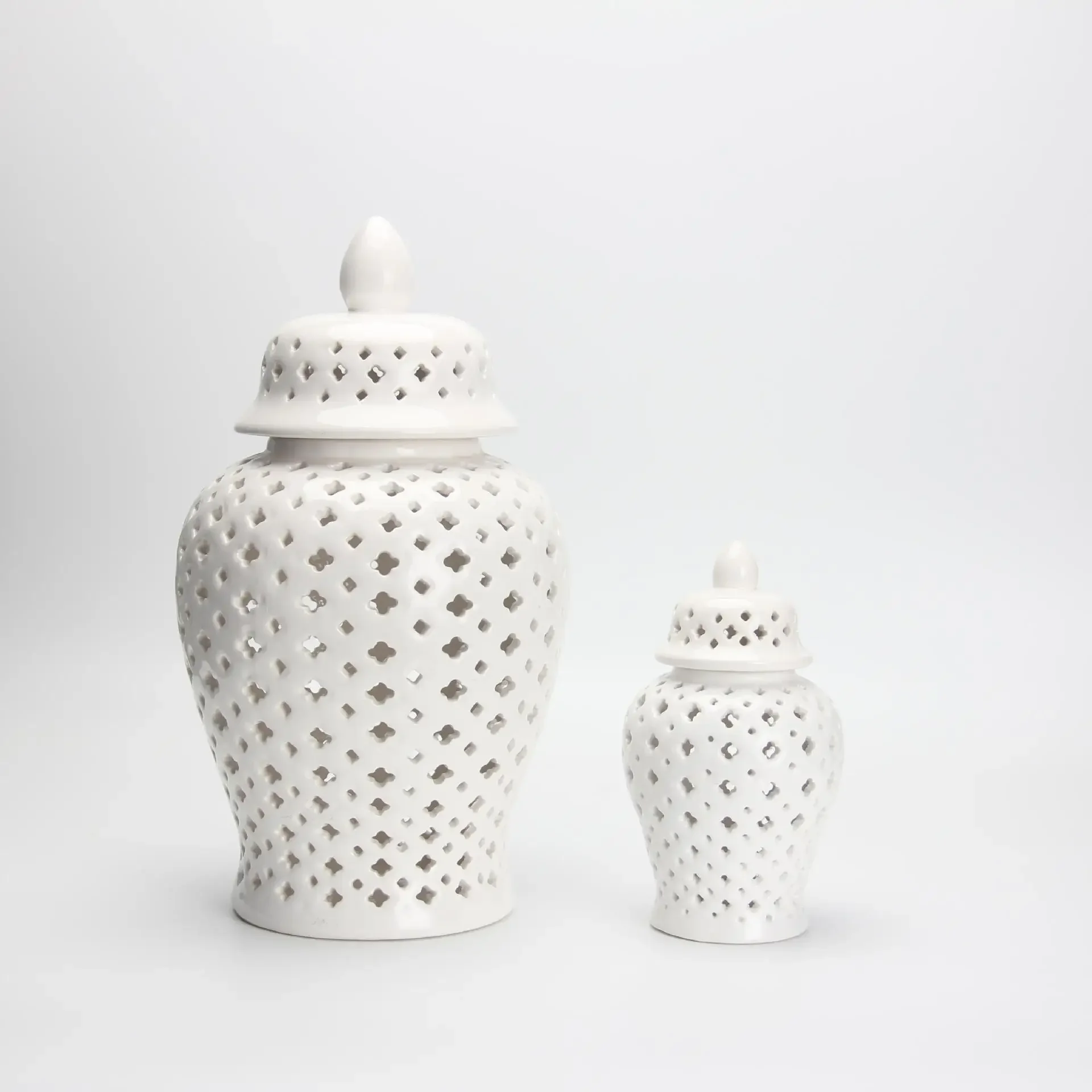 Chinese White Hollow General Jar Ceramic Ginger Jar Desktop Storage Tank Vase with Lid Handicraft Ornaments Home Decoration