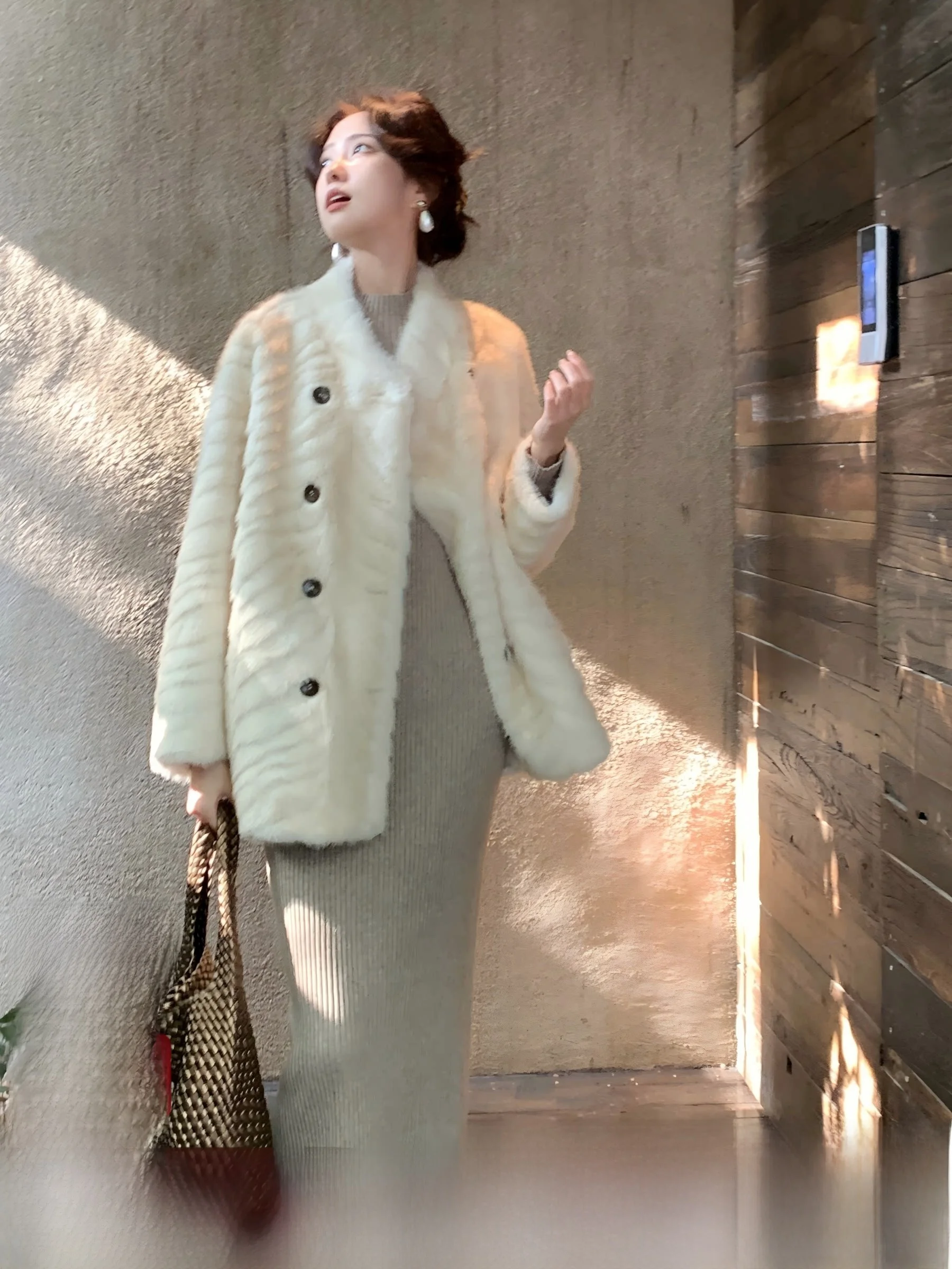 

SYT Stylish Loose Fur Coat Warm Mid-Length Eco-friendly Integrated Leather And Fur Outerwear for Women Commute Style