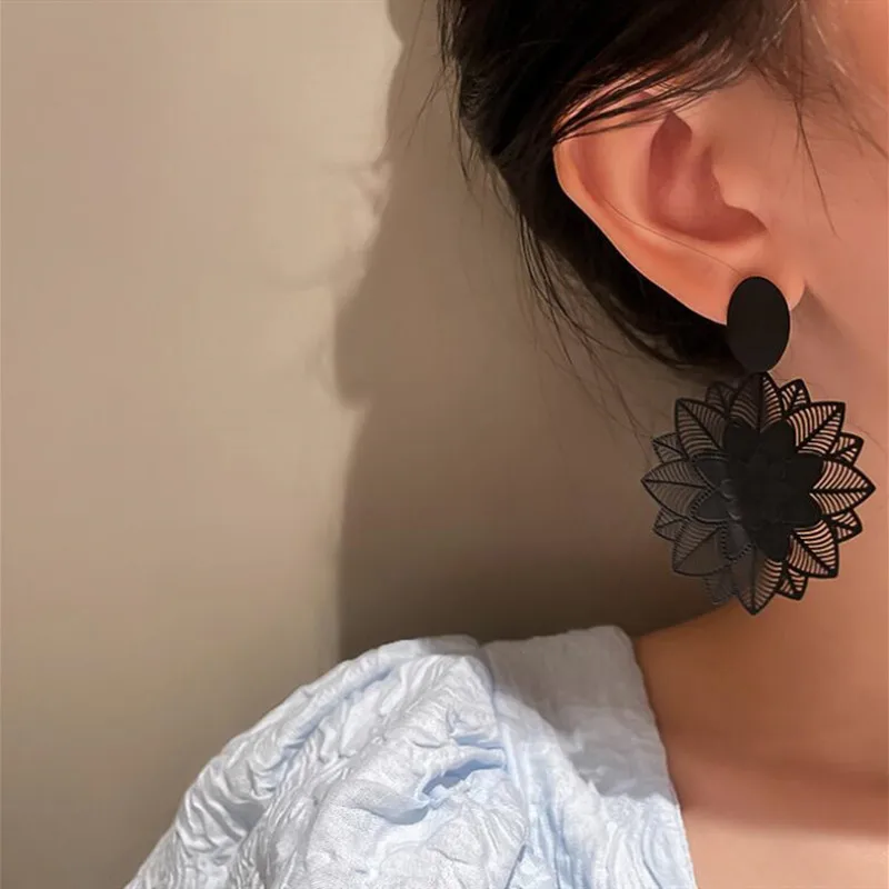 New Vintage Black Forest Flower Big Hollow Pattern Earrings for Women Korean Exaggerated Temperament Gothic Accessories Jewelry