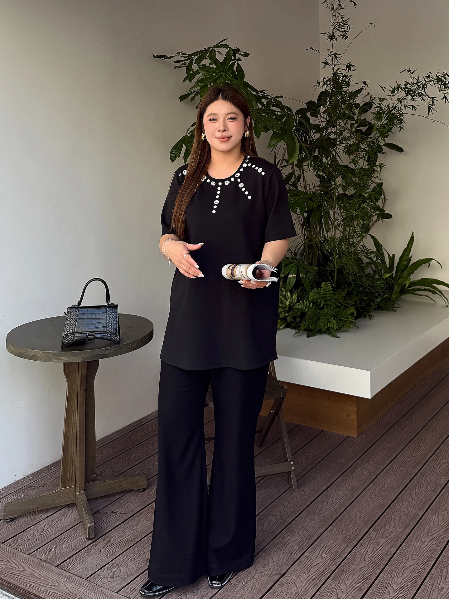 T-shirt Donna Elegante con Diamanti Cuciti a Mano, Taglia Grande, Anti-Età, Nuova Collezione Primavera, Vestibilità Ampia, Lunghezza Media, Top Leggero