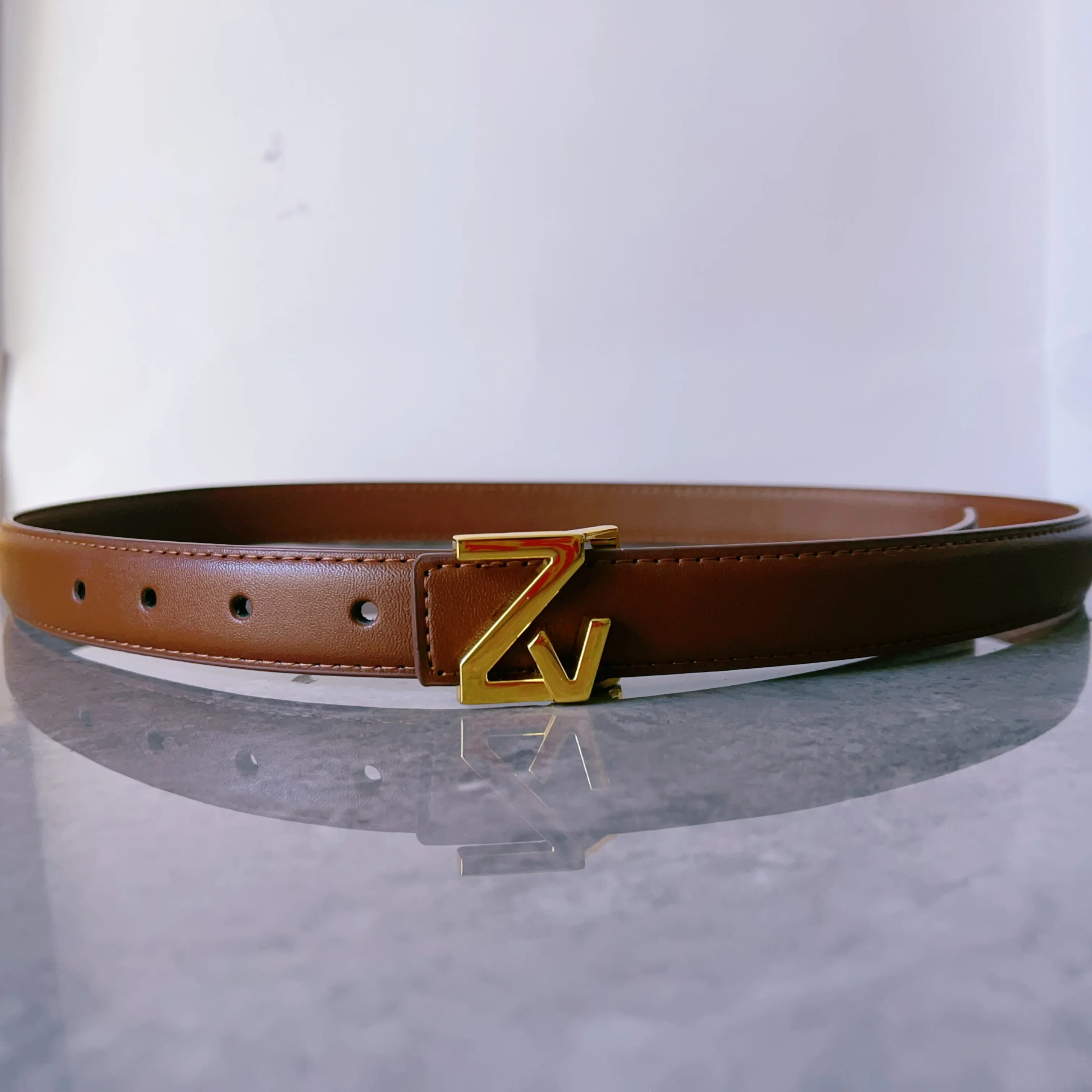 Um cinto de alta kvalitet para use na moda feminina، uma خمسة دي أورو دي ألتا كودة فيليه بارفيتا بار كومبينار فيستدوس دي