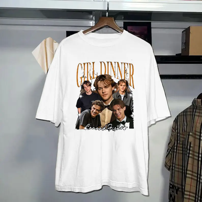 خمر كونراد فيشر الفتاة عشاء مروحة قميص فريق كونراد الصيف تحولت جميلة المحملة ريترو الرومانسية Y2k تي شيرت جرافيك #3