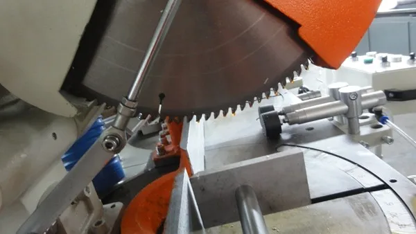 الألومنيوم الشخصي نافذة الباب صنع 45 90 درجة منشار قطع الألومنيوم مزدوج الرأس