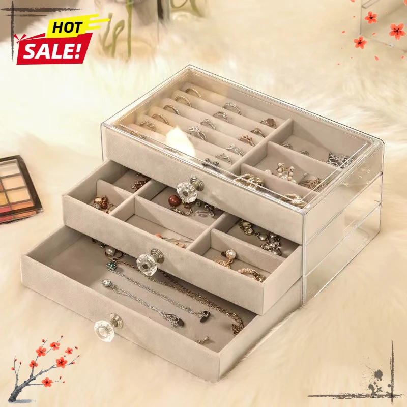 

Самый продаваемый шкатулка-органайзер для украшений с тремя ящиками и вместительным отделением для серег, браслетов и колец. Пыленепроницаемый и устойчивый к окислению.
