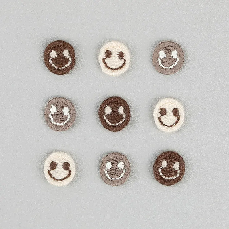 30 Stück Mini-runde Smile-Stickerei-Patches, Haarspangen, Schuhblumen, Hutdekorationen, Kleidungszubehör für personalisierten Stil – Detail 1
