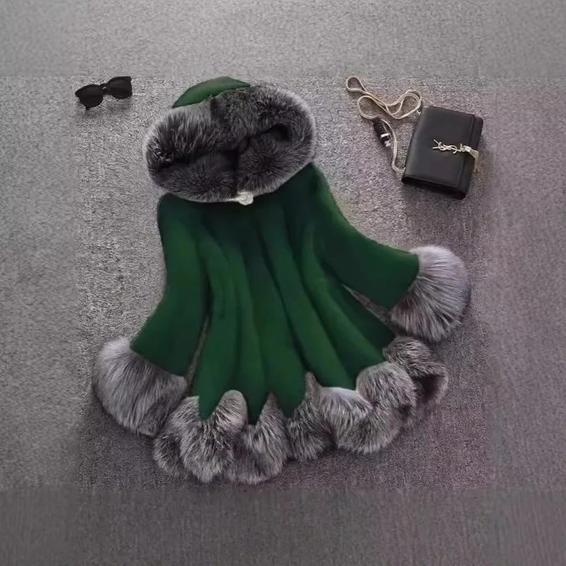 معطف فرو صناعي جديد لعام 2025 للنساء باللون الأبيض والرمادي متوسط وطويل مع قلنسوة مع أزرار معطف مخملي من فرو الثعلب المقلد