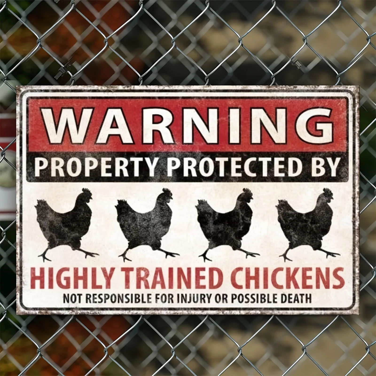 Letrero de Metal Retro Divertido con Diseño 2D Plano Vintage: "ADVERTENCIA: Propiedad Protegida por Gallinas Altamente Entrenadas" - Temática de Animales de Granja