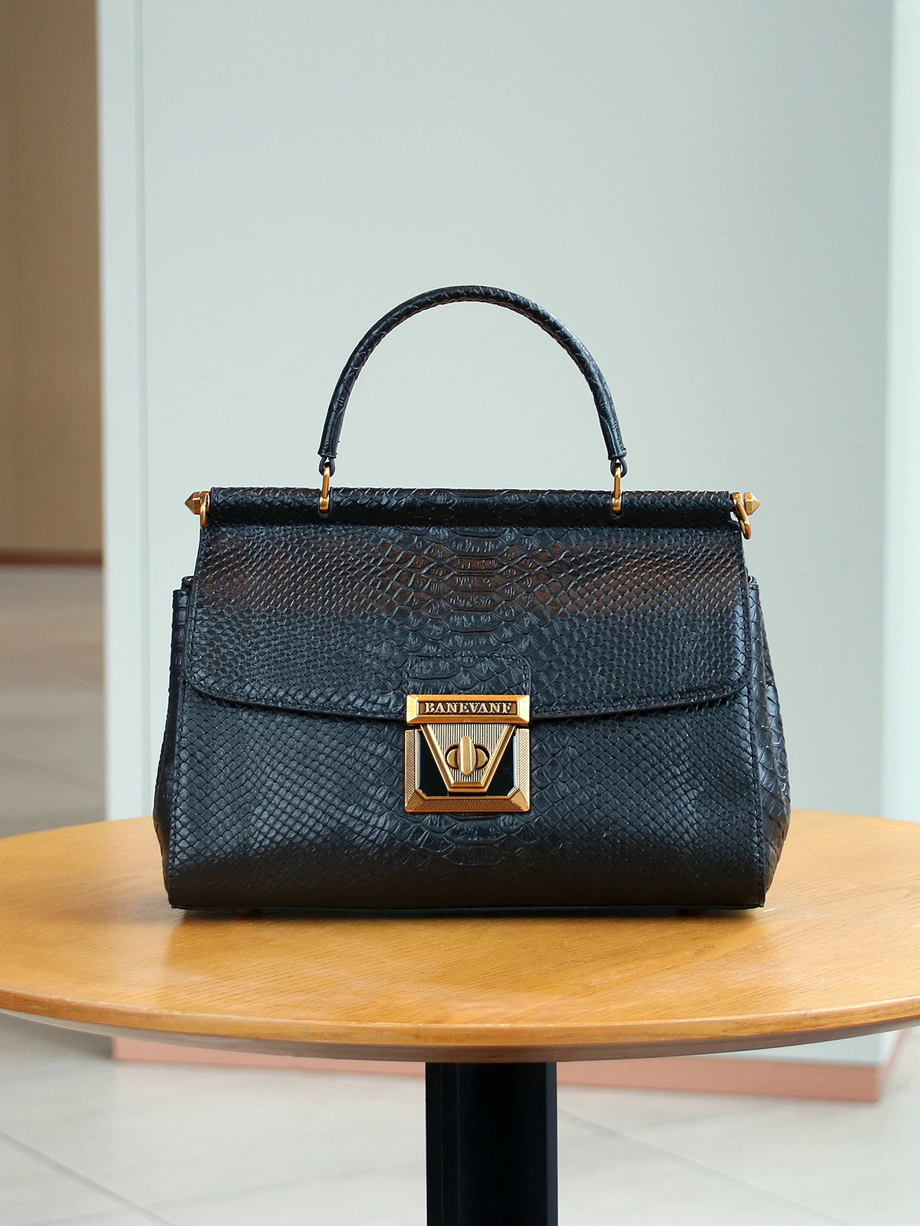 

Fashion new 2025 luxury handbag advanced sense Joker snake handbag heavy industry lock design exquisite Joker temperament handba