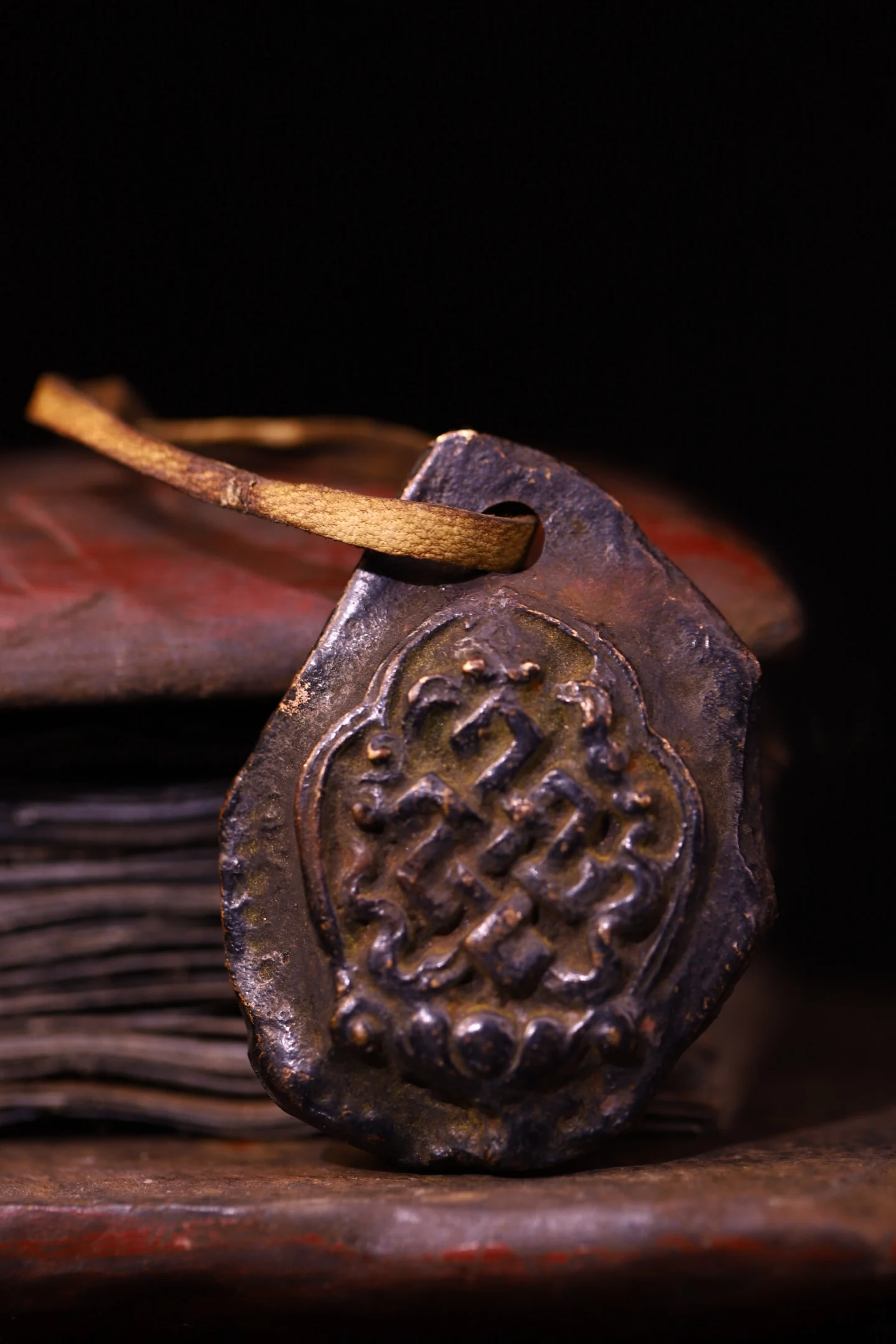 

Old Bronze Cinnabar carve ribbon prayer flag Buddha pattern Buddha plaque Pendant Amulet Dharam