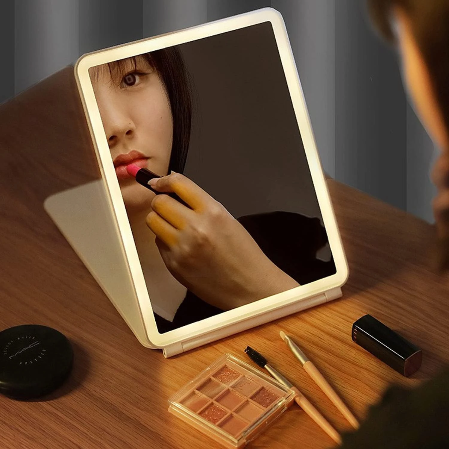 Przenośne lusterko kosmetyczne podróżne z 72 jasnymi diodami LED i 3 oszałamiającymi trybami oświetlenia kolorowego, ładowane do użytku w podróży