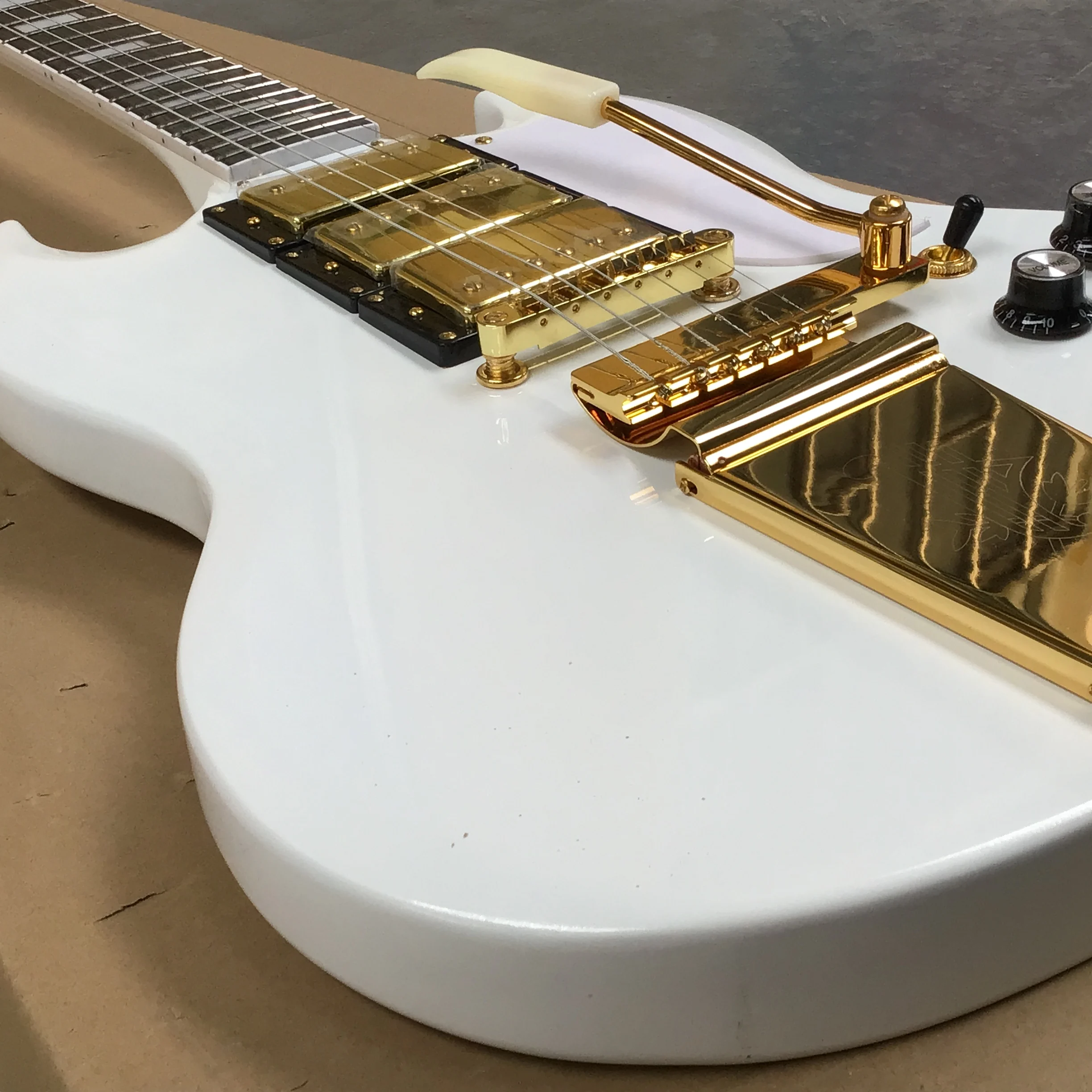 Factory hot sale 6-Electric Guitar, white and Gold Parts HHH Pickups