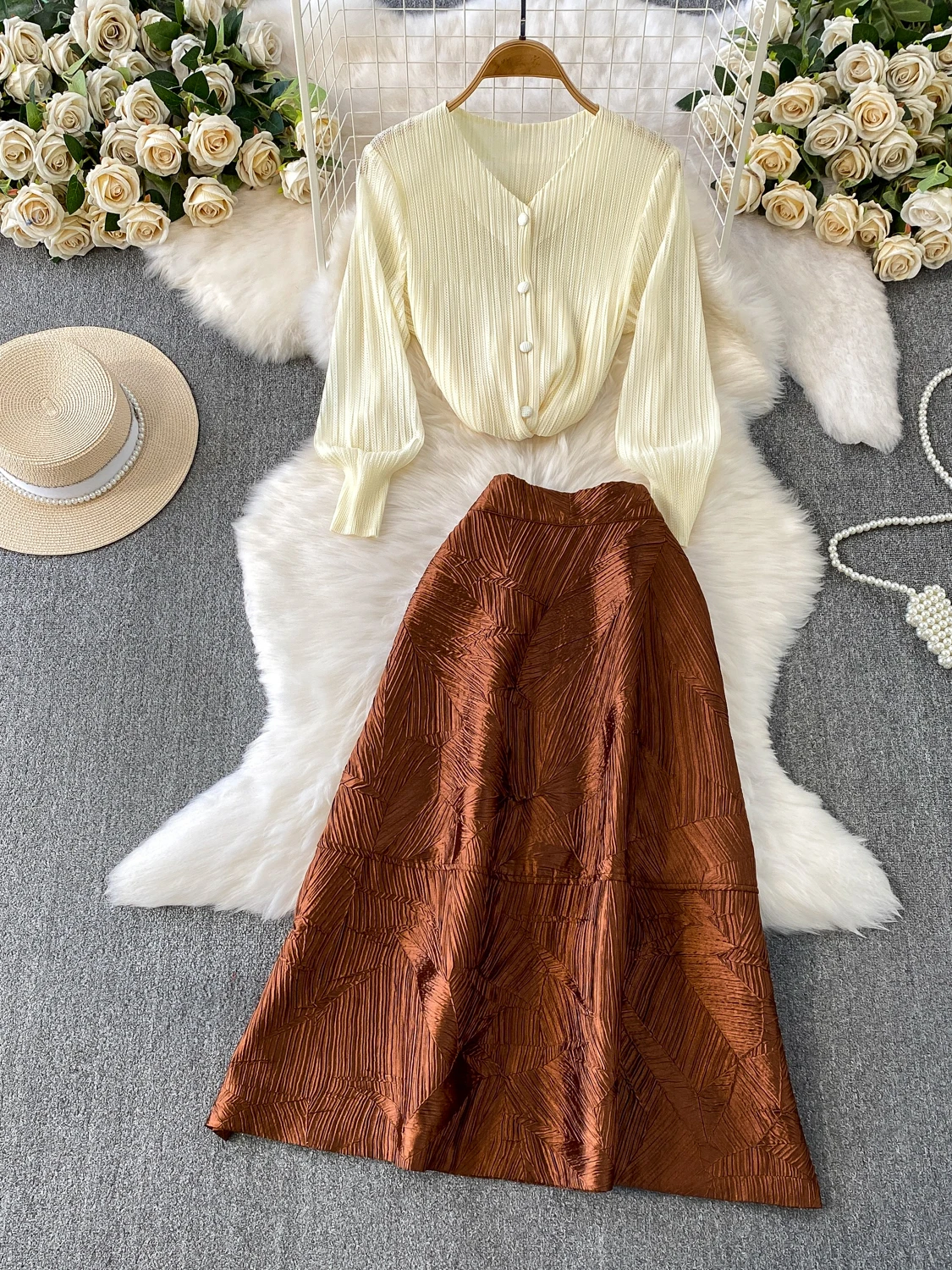 

Элегантный глянцевый вязаный комплект: юбка и кардиган с V-образным вырезом, повседневный полосатый модный ансамбль, весенний наряд с высокой талией на пуговицах