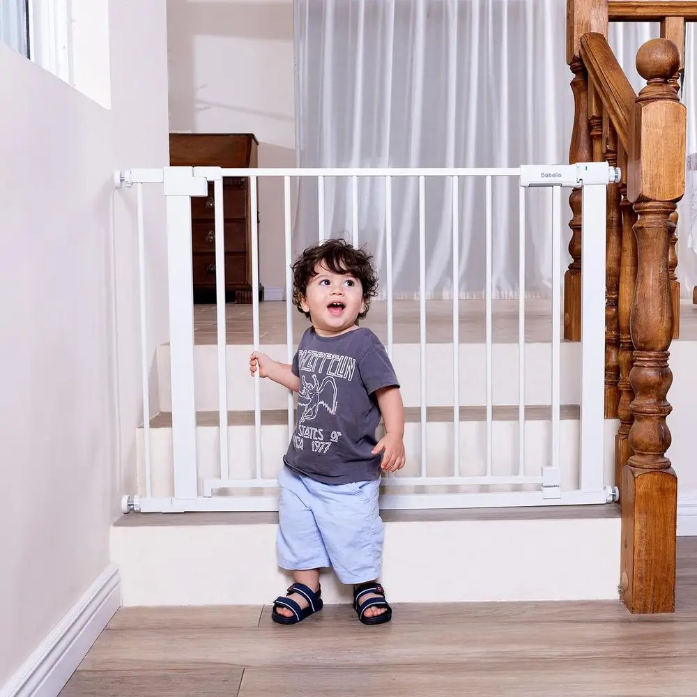 بوابة للحيوانات الأليفة بعرض 41-46 بوصة مع ميزة قابلة للقفل والمشي والإغلاق الذاتي، باللون الأبيض