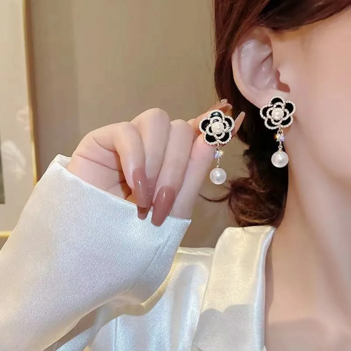 

925 Silver Needle Korean Fashion Pearl Camellia Flower Earrings For Women Jewelry 2024 Trending New Vintage Sweet Pearl Earrings