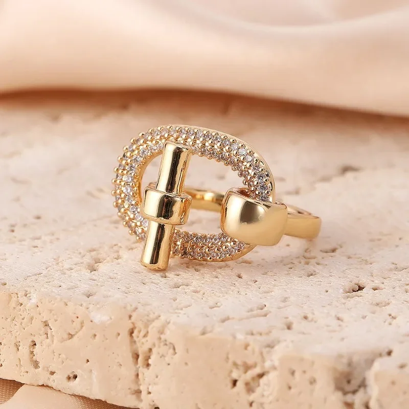 هذا خاتم نسائي عصري فاخر مرصع بالنحاس والزركون. العارضة من سلسلة الحلقات قابل للتعديل #1