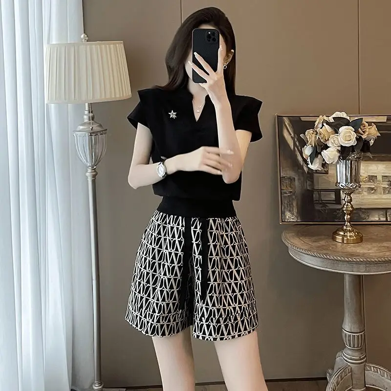 Primavera ed estate nuova moda casual da donna slim fit scollo a V top a maniche corte + pantaloncini set da due pezzi