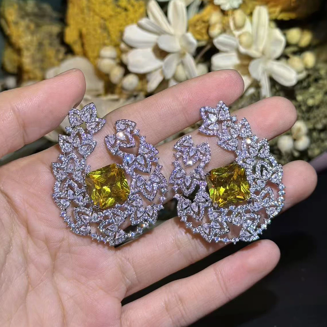 

1 Pair Silver Yellow Crystal Floral Drop Earrings for Luxury Gala Fashion Women's Jewelry Gift for Anniversary