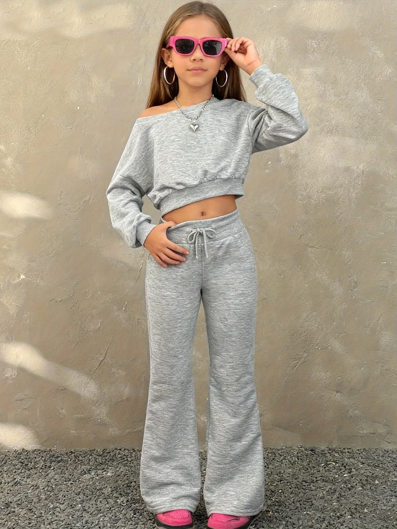 Y2K Mädchen Grauer 2-Teiliger Off-Shoulder Trainingsanzug, Kurzes Sweatshirt, Schlaghose, Lässige Streetwear, Cooles Outfit für 4-12 Jahre – Detail 2