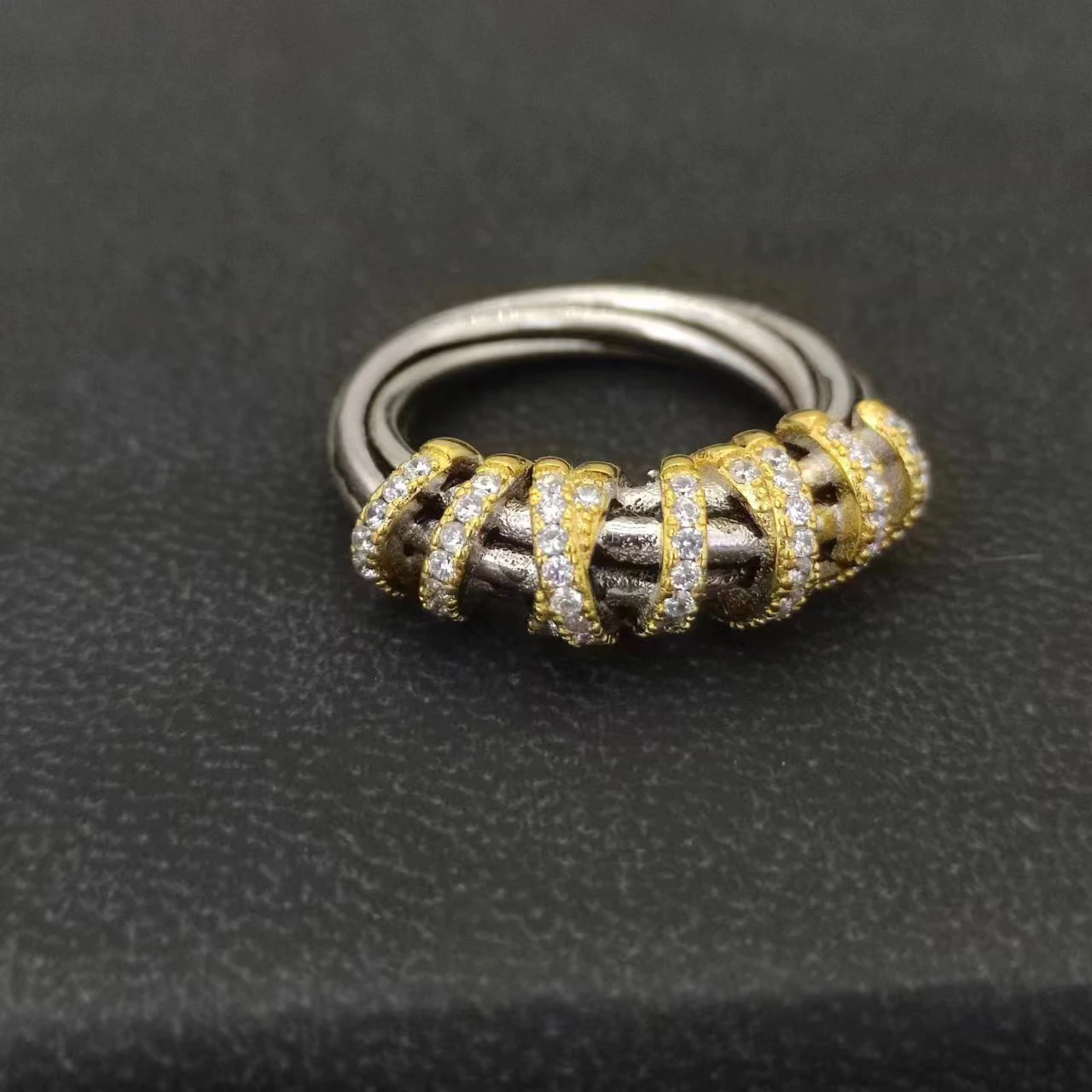 2025 Christmas New DY Jewelry Retro Ring Couple Trendy Fashion Spiral Design Colored Crystal Ring