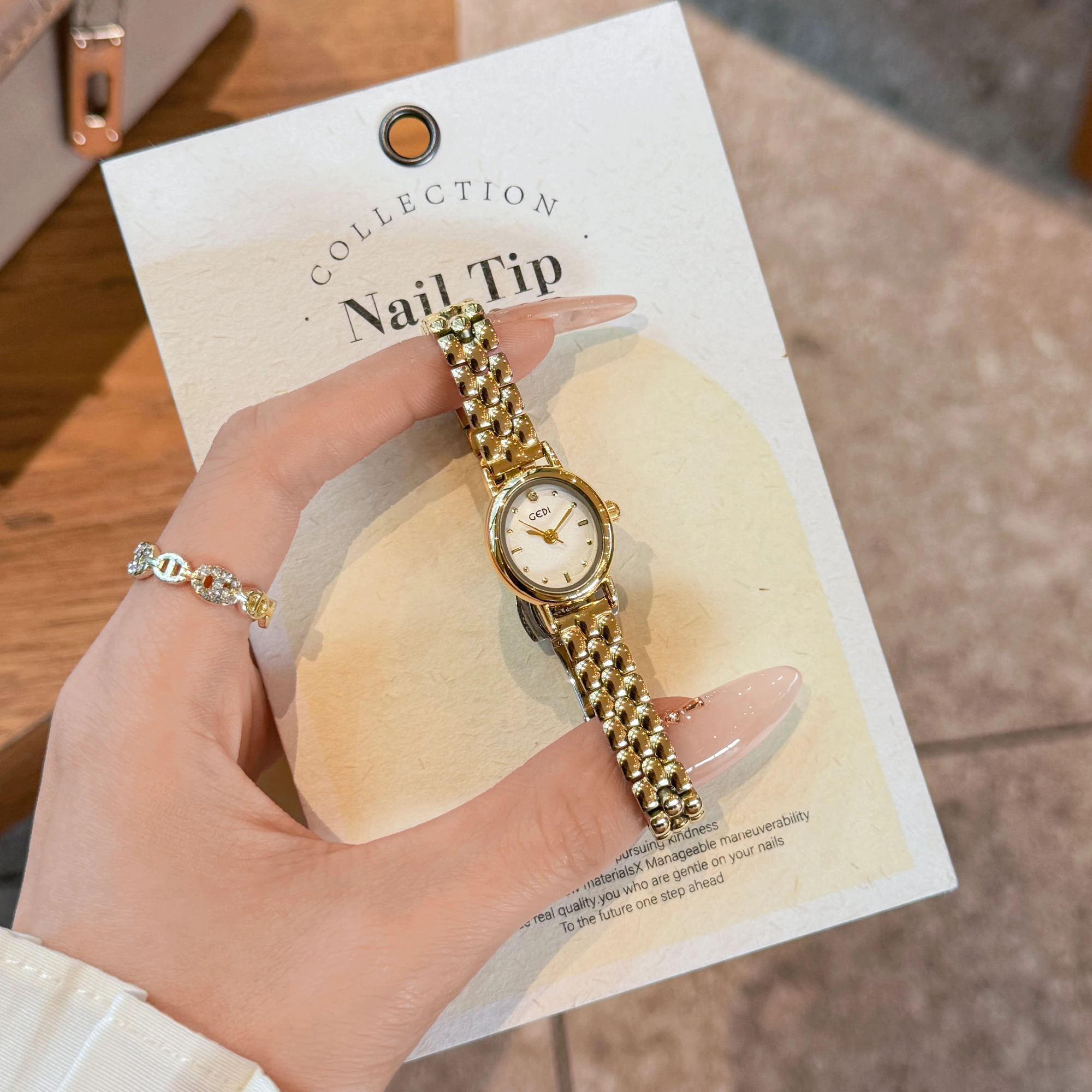 ساعة نسائية خفيفة فاخرة صغيرة رائعة للنساء ذات قيمة عالية 2025 ساعة كوارتز جديدة قرص صغير ساعة مختارة راقية