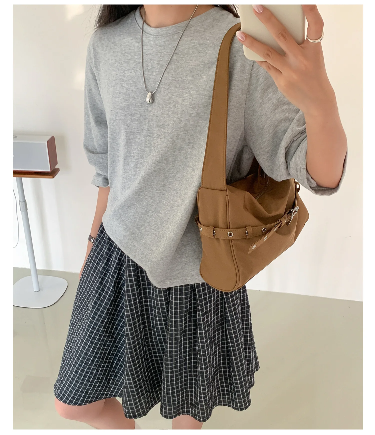 حقائب كتف جديدة ذات سعة كبيرة لعام 2025 حقائب يد نسائية بسيطة بلون سادة من النايلون بتصميم متخصص حقيبة تحت الإبط للسيدات