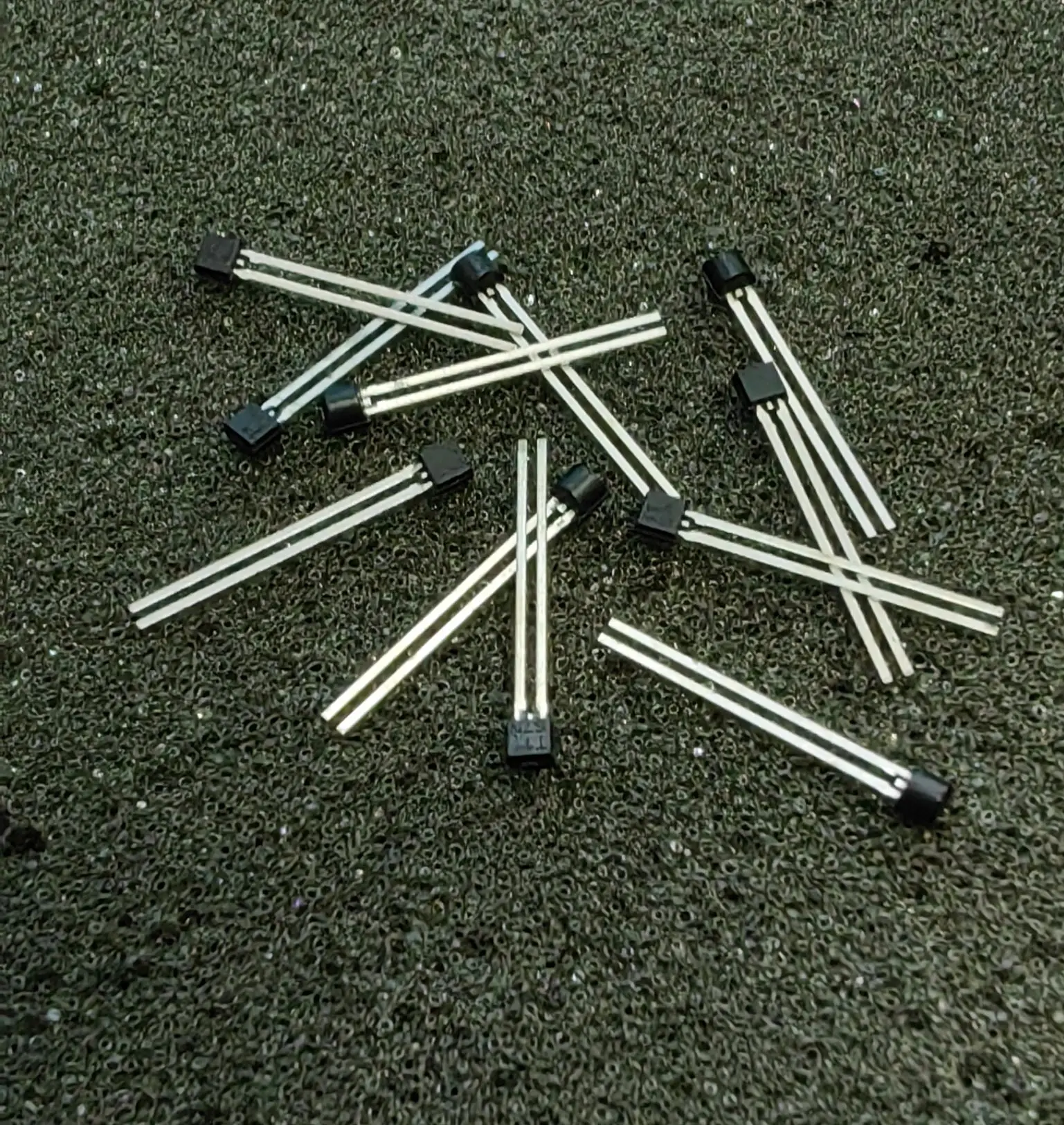 10PCS  KTY81-210 KTY81/210S TO-92 KTY81 210 Silicon temperature sensors