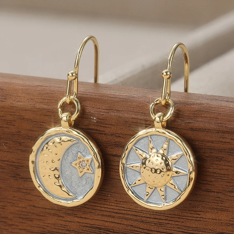Ethnische Goldfarben Damen-Ohrringe Vintage-Design Runde Metall-Ohrringe mit Handgeschnitzten Sternen und Monden Hängende Ohrringe für Frauen – Detail 1