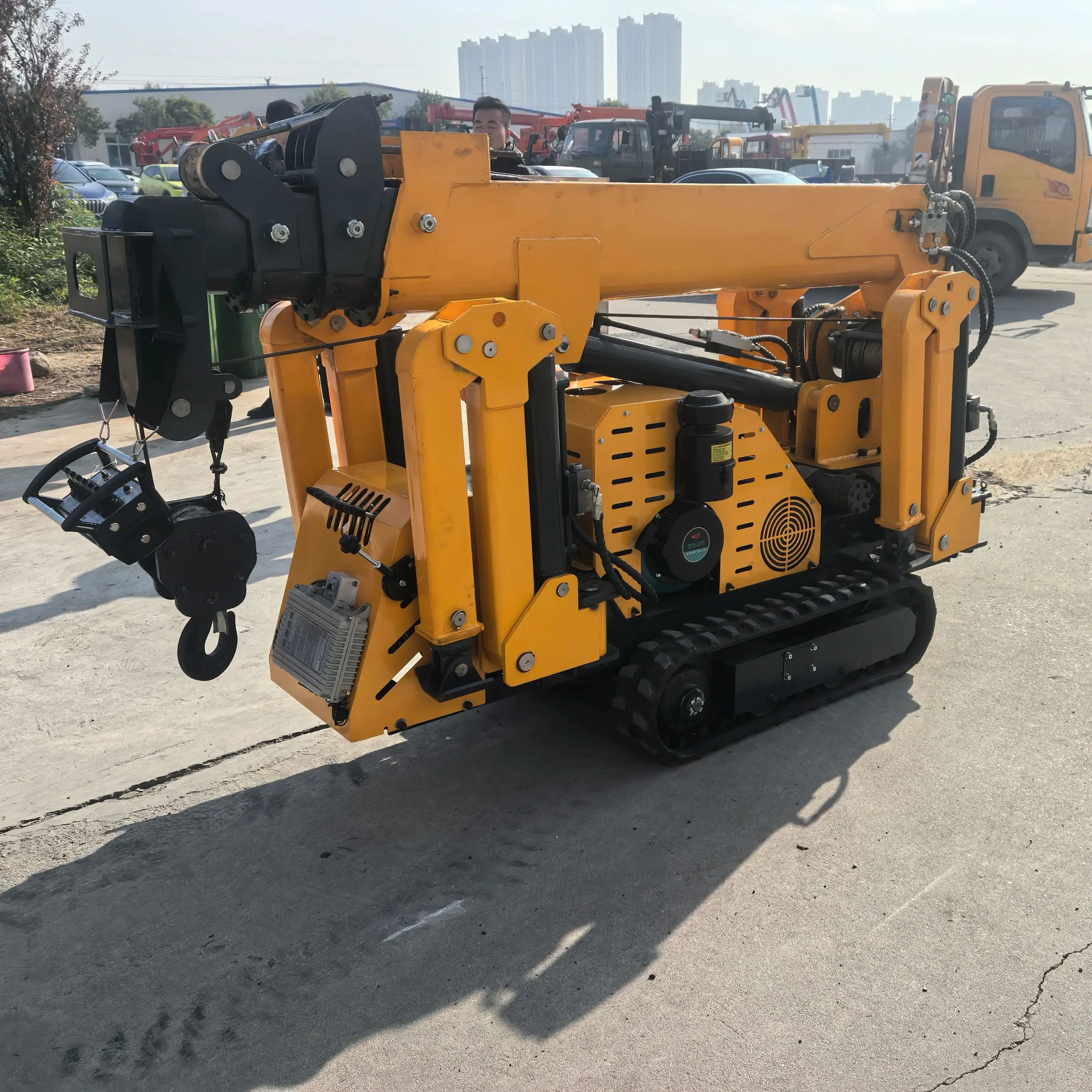 Customized 8t Heavy-Lifting Mini Spider Crawler Crane: 17m Telescopic Boom for Sites