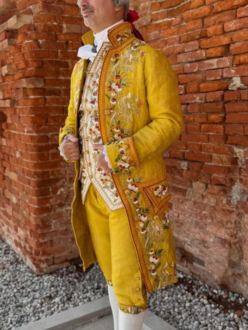 Costume da gentiluomo aristocratico britannico anni '1700, abito da smoking di lusso con stampa floreale rococò barocco da uomo vittoriano