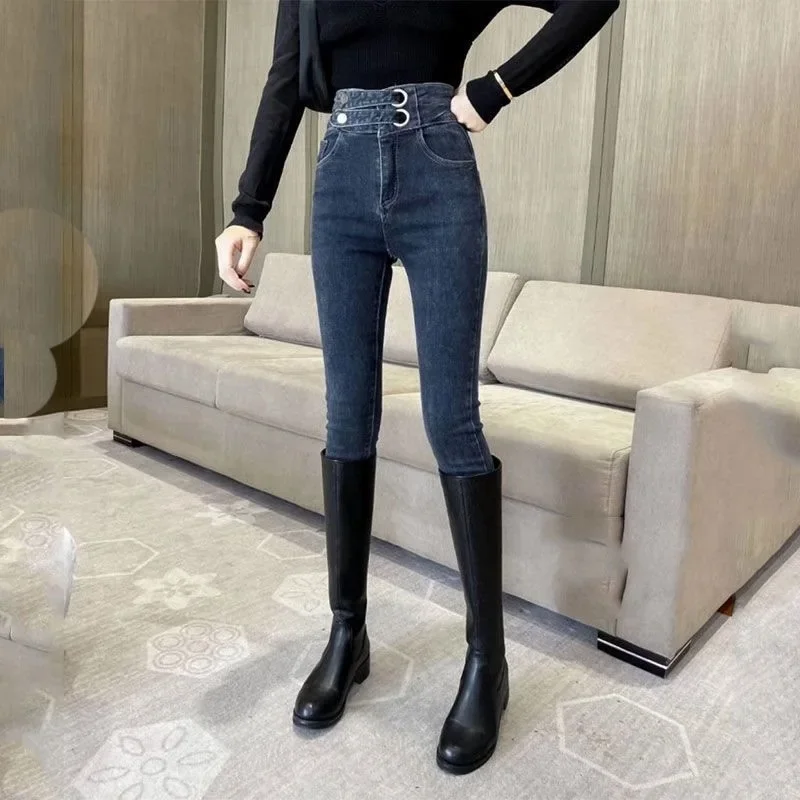 Versione coreana dei jeans a vita alta da donna autunno e inverno nuovi pantaloni versatili con piedi elastici attillati e temperamento alla moda.