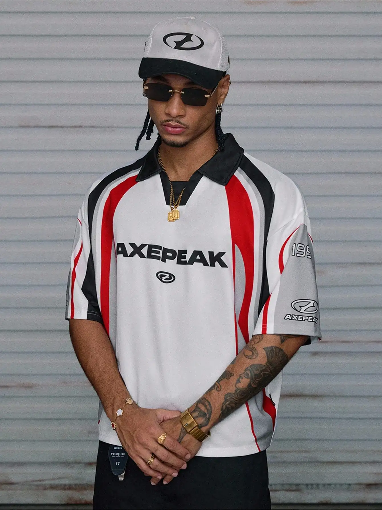 

Men's Colorblock Graphic Polo Shirt with Bold Stripes and V-Neck Collar