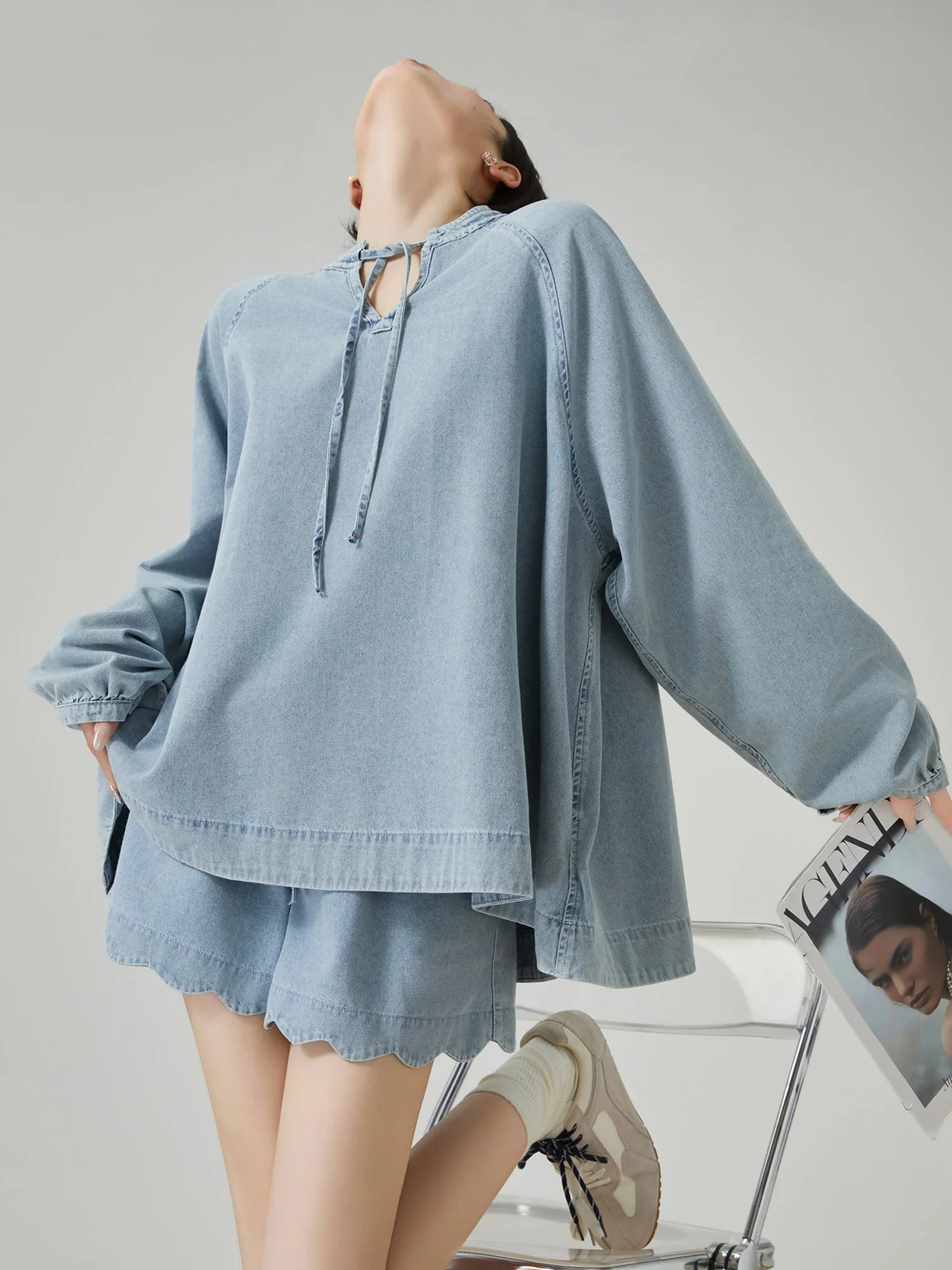 

Ретро-костюм из денима: топ с V-образным вырезом и шорты с кружевной отделкой, комплект из двух предметов, весенняя мода, женский комплект с высокой талией и короткими брюками.