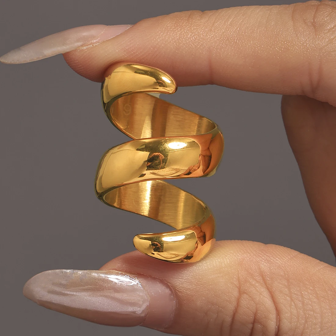 

Circular Shiny Stainless Steel Rings For Women 18K Gold Plated Waterproof Nonadjustable Ring Charm Luxury Jewelry